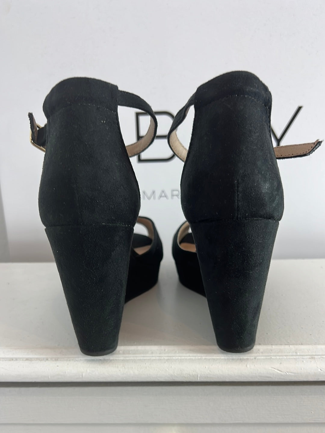 PULl&BEAR. Sandalia antelina negra T.38