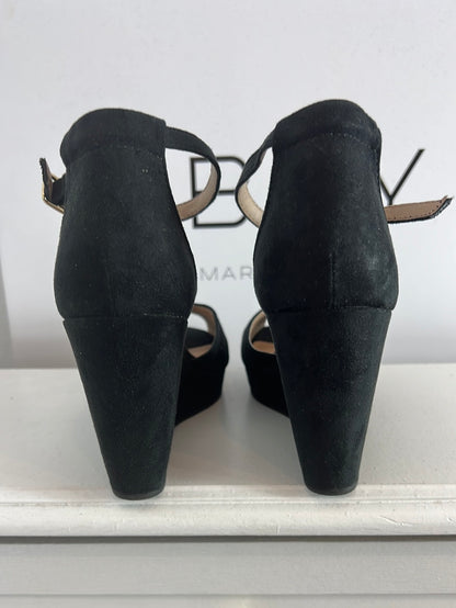 PULl&BEAR. Sandalia antelina negra T.38