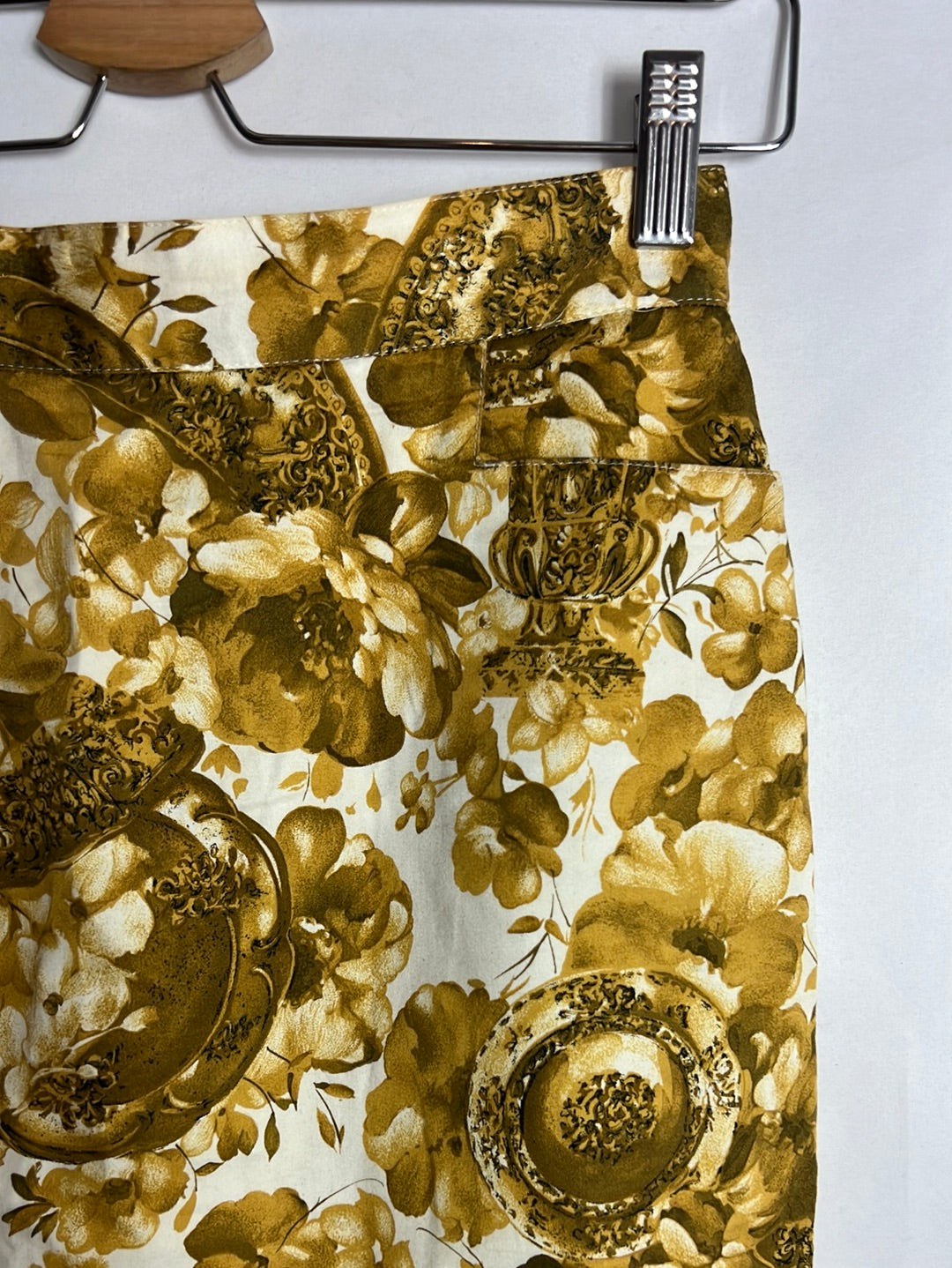 MIGUEL GIL. Falda corta estampada flores mostazas. T 40 (s)