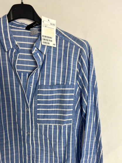 H&M. Blusa azul rayas efecto lino. T 32