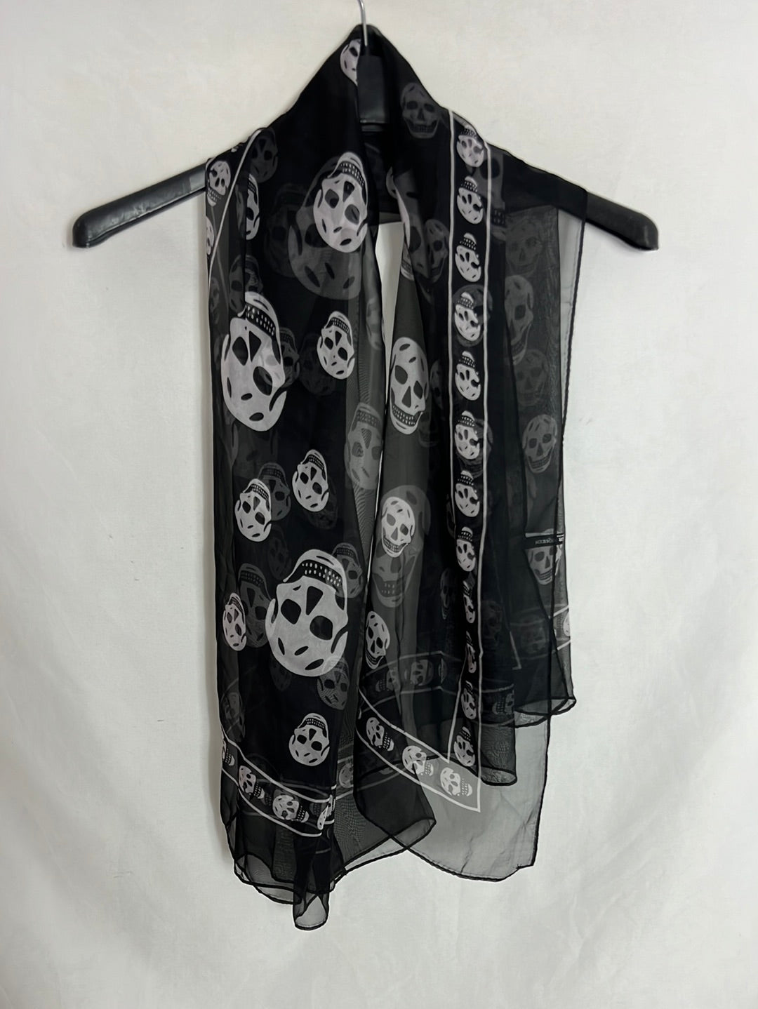 ALEXANDRE MQUEEN. Pañuelo negro calaveras