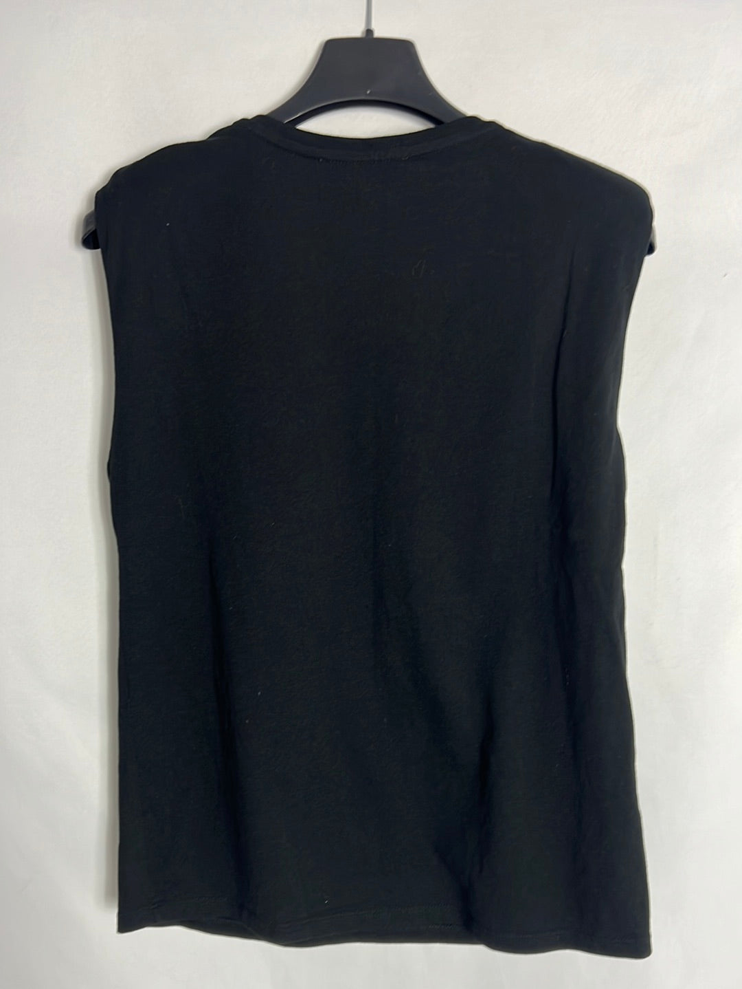 MANGO. Camiseta negra hombreras. T S