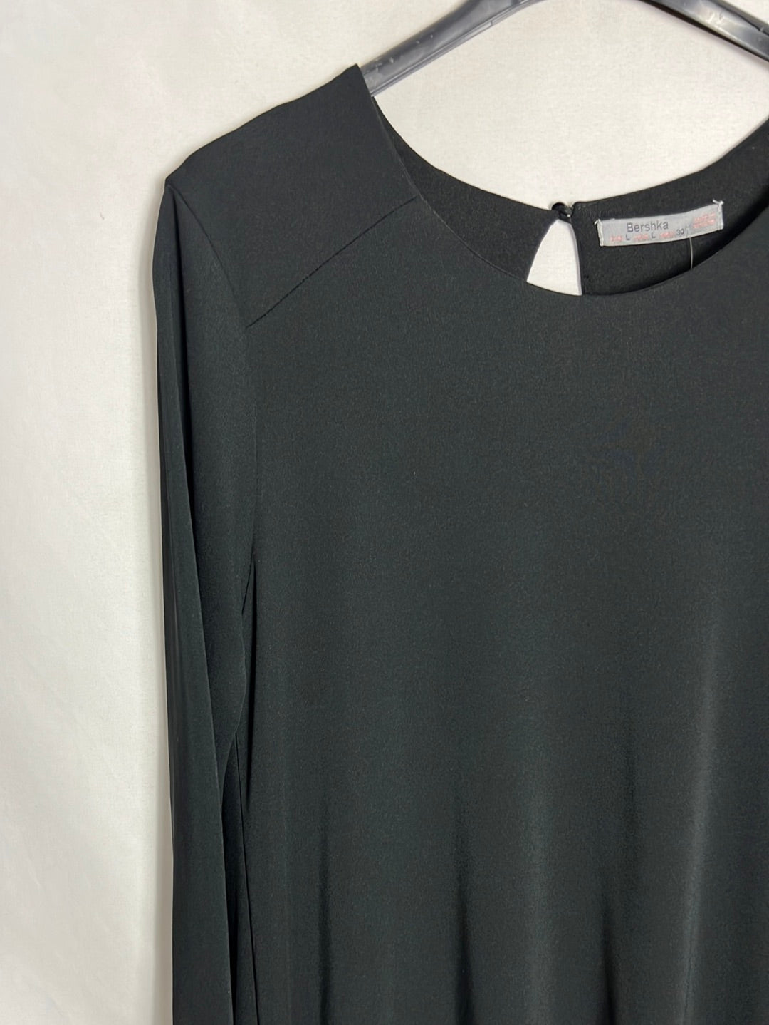 BERSHKA. Short flowing black dress. TL