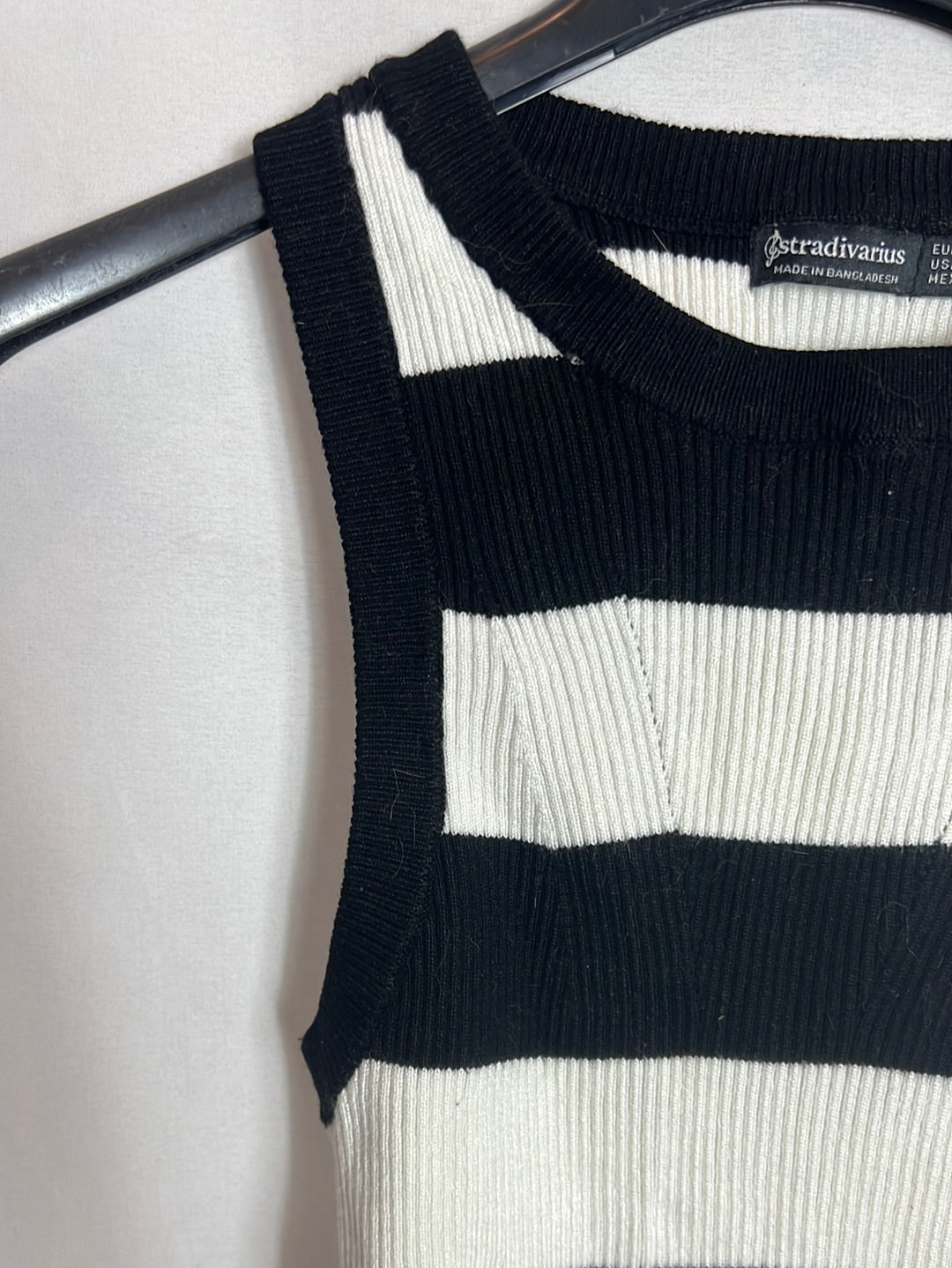 STRADIVARIUS.Croptop negro y beige rayas T.s