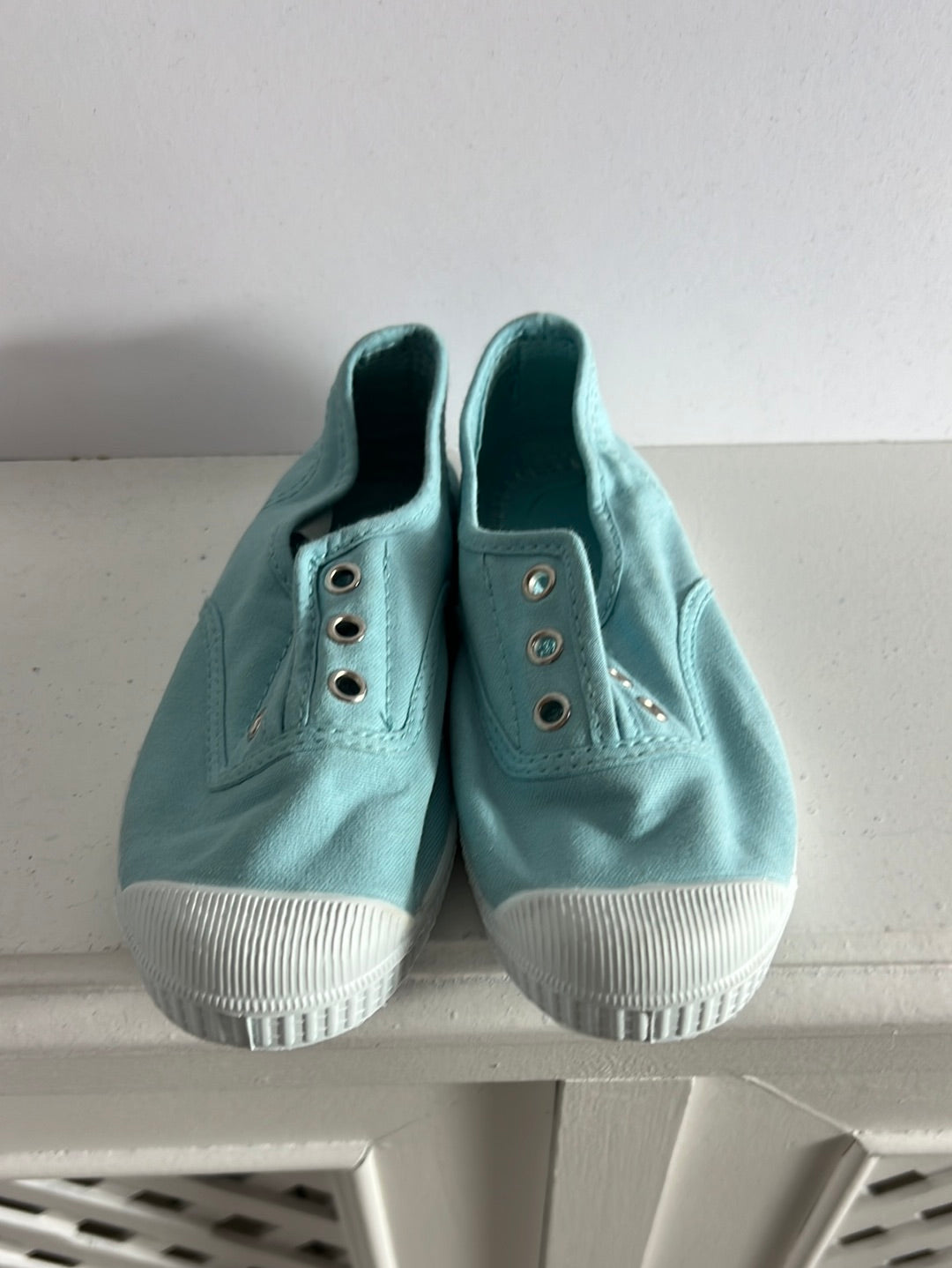PISAMONAS. Light blue canvas sneakers with toe caps. Size 29