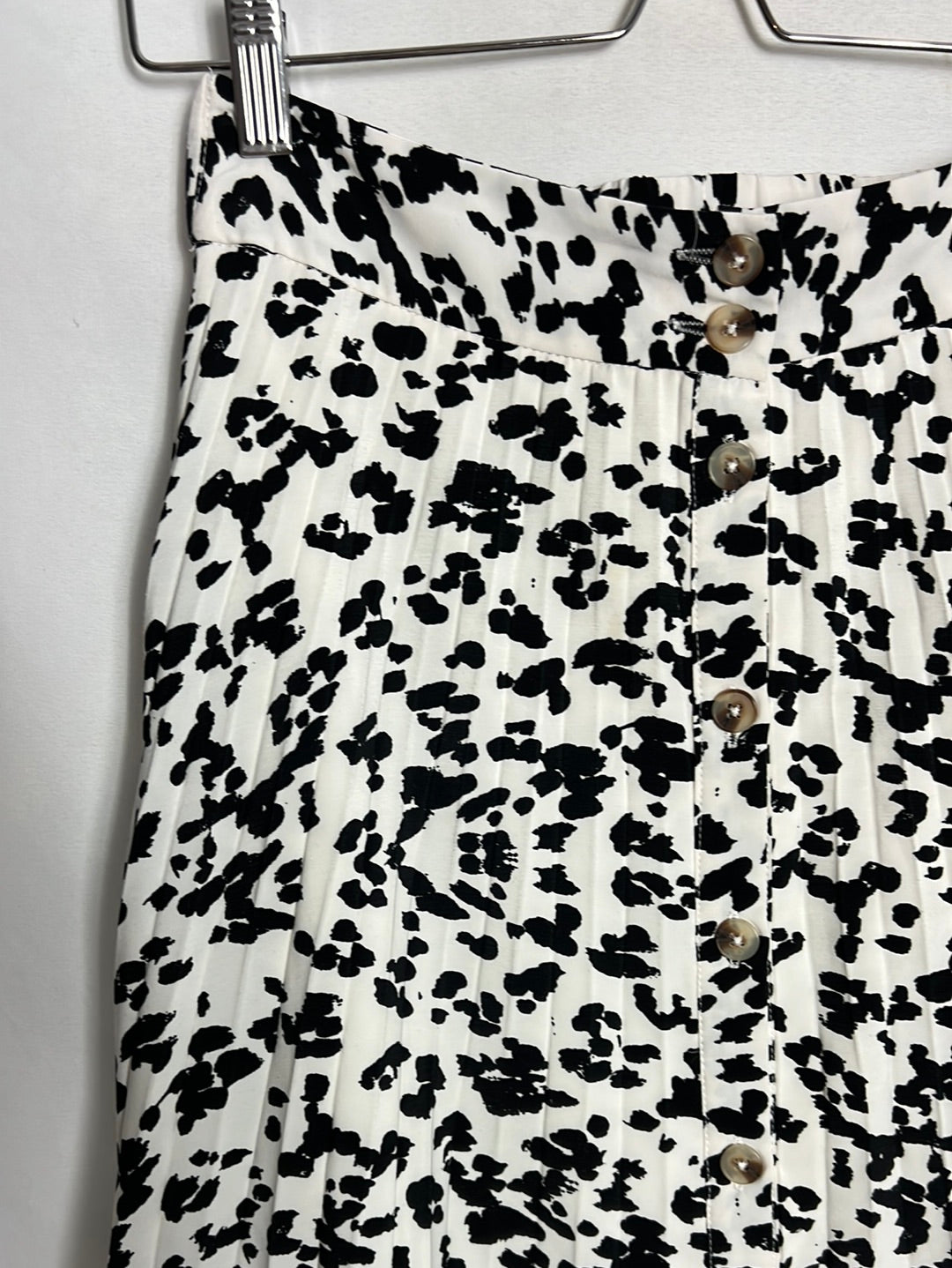 STRADIVARIUS. Falda midi blanca plisada estampada. T S