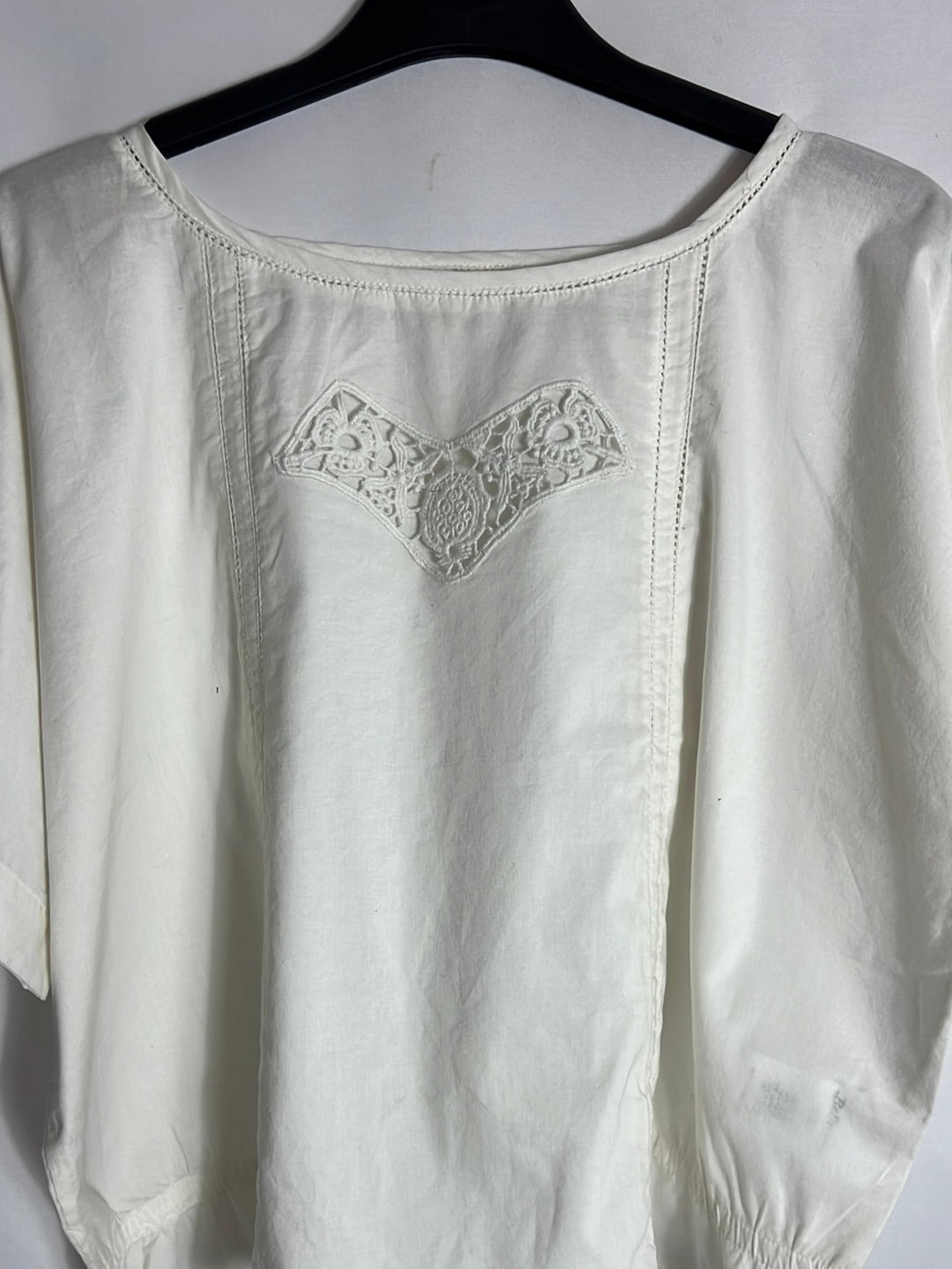 BELLEROSE. Blusa blanca cortita detalle bordado. T 1 (S)