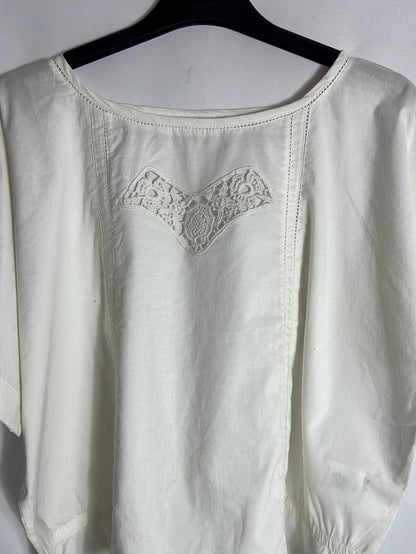 BELLEROSE. Blusa blanca cortita detalle bordado. T 1 (S)
