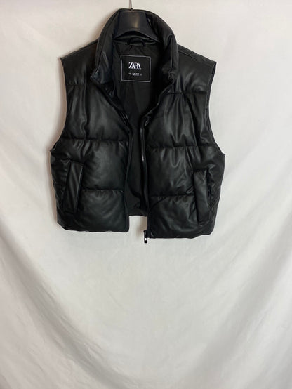 ZARA. Chaleco polipiel negro. T.M