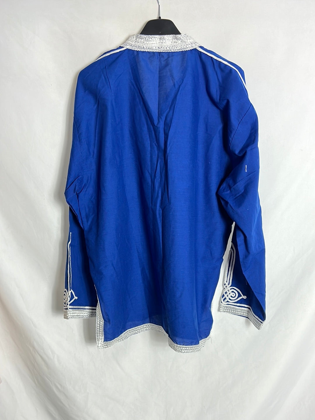 OTRAS. Blusa azul bordados blancos. T XL