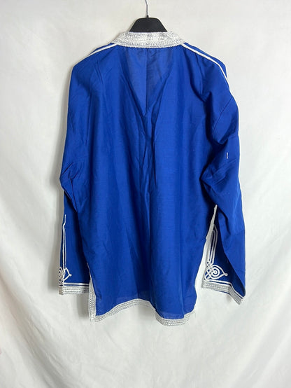 OTRAS. Blusa azul bordados blancos. T XL