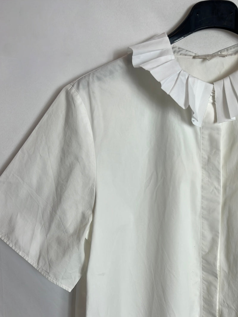COS. Blusa blanca oversized detalle cuello. T M