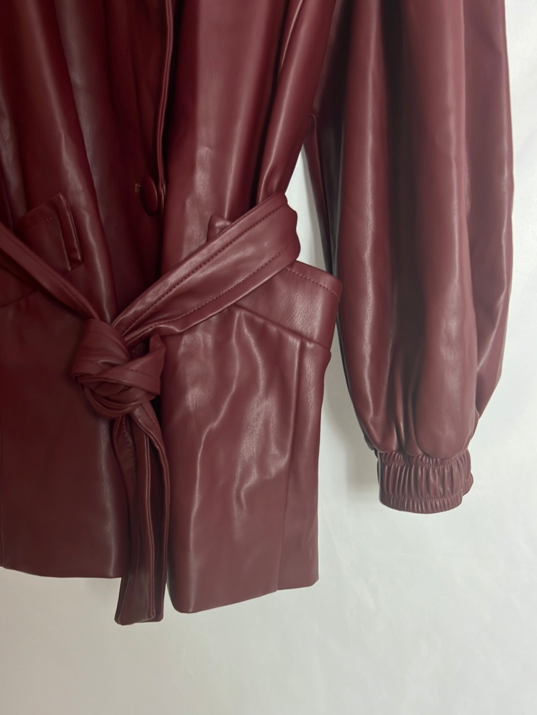 ZARA. Chaqueta efecto piel estilo oversized burdeos. T S