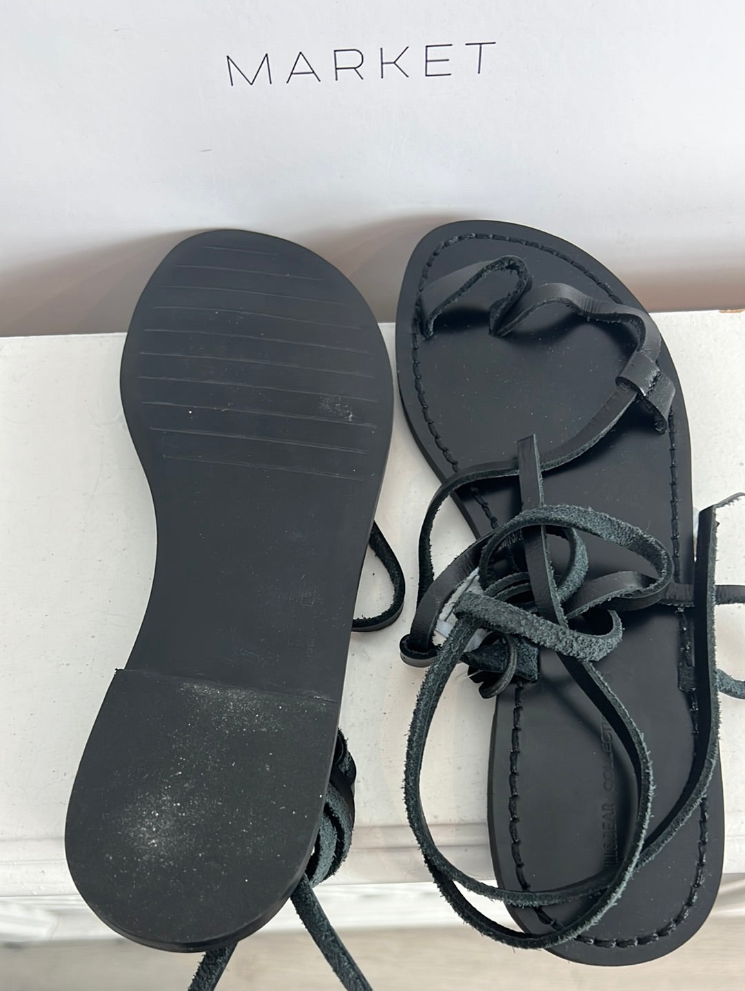 PULL&BEAR. Sandalia plana negra tiras. T 38