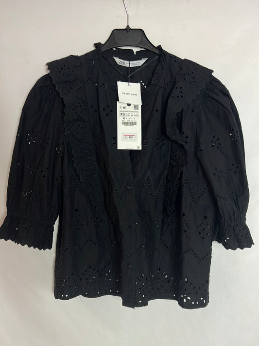 ZARA. Blusa negra troquelada. T XS