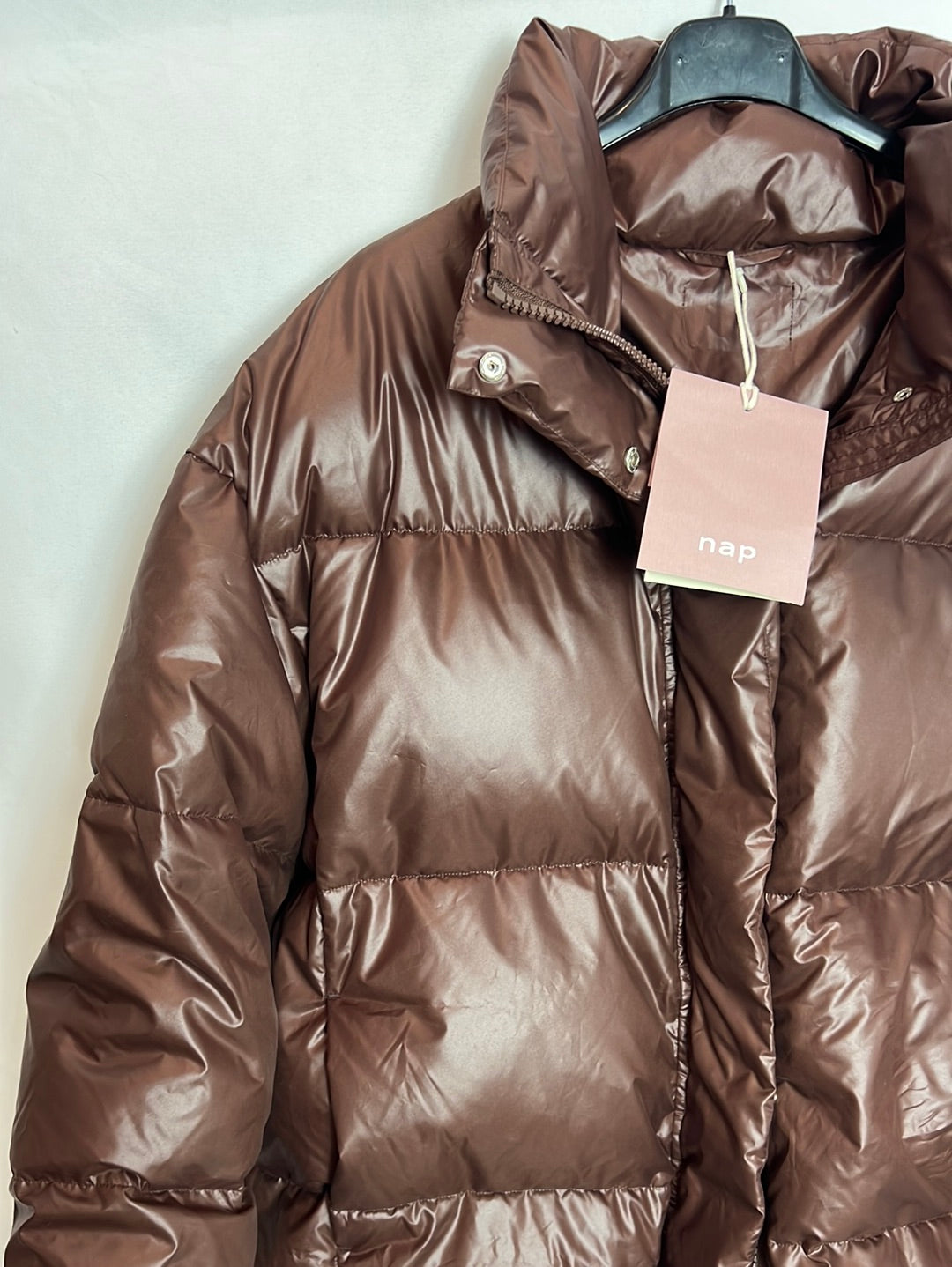 NAP. Plumas marrón T.s