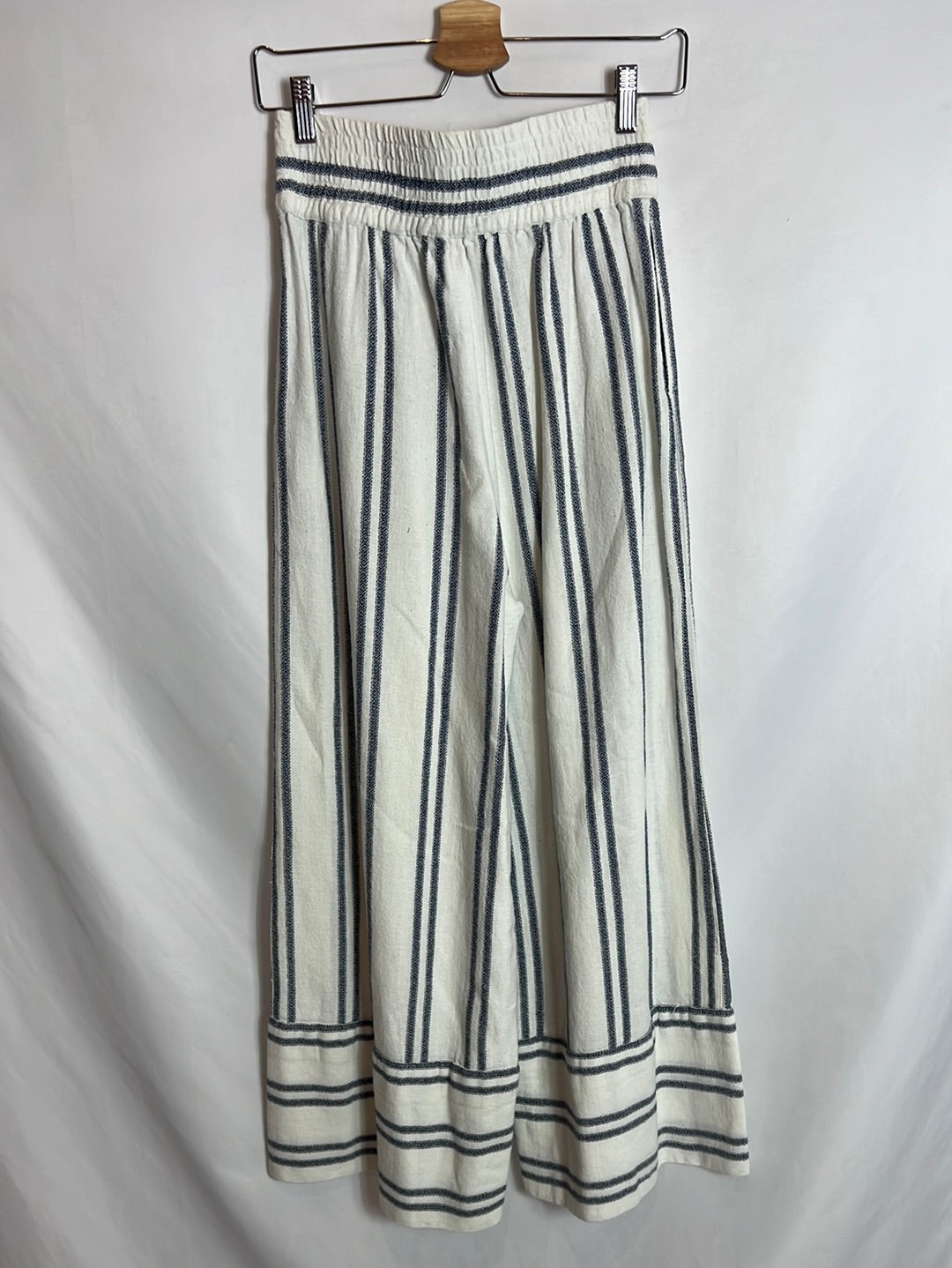 MANGO. Pantalón pata ancha textura rayas. T S