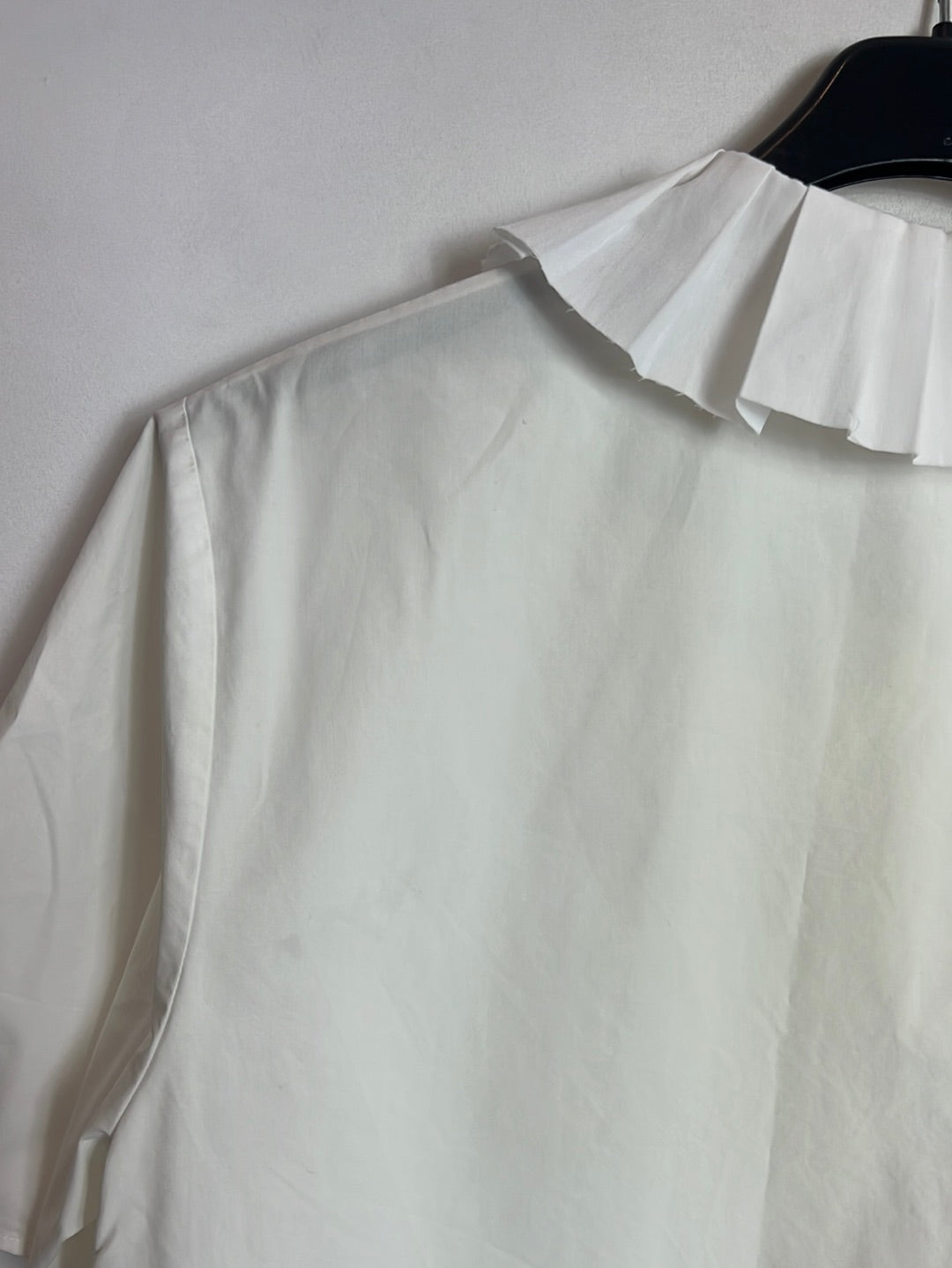 COS. Blusa blanca oversized detalle cuello. T M