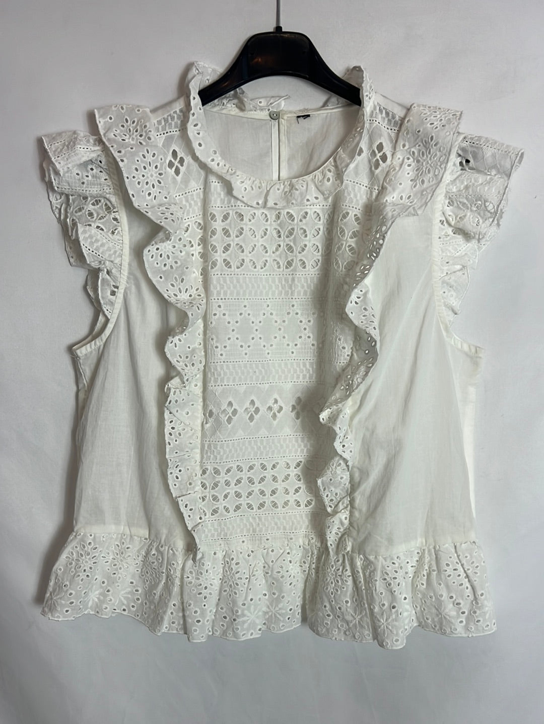 OTHERS. White die-cut top with ruffled collar. TS/M (tare)