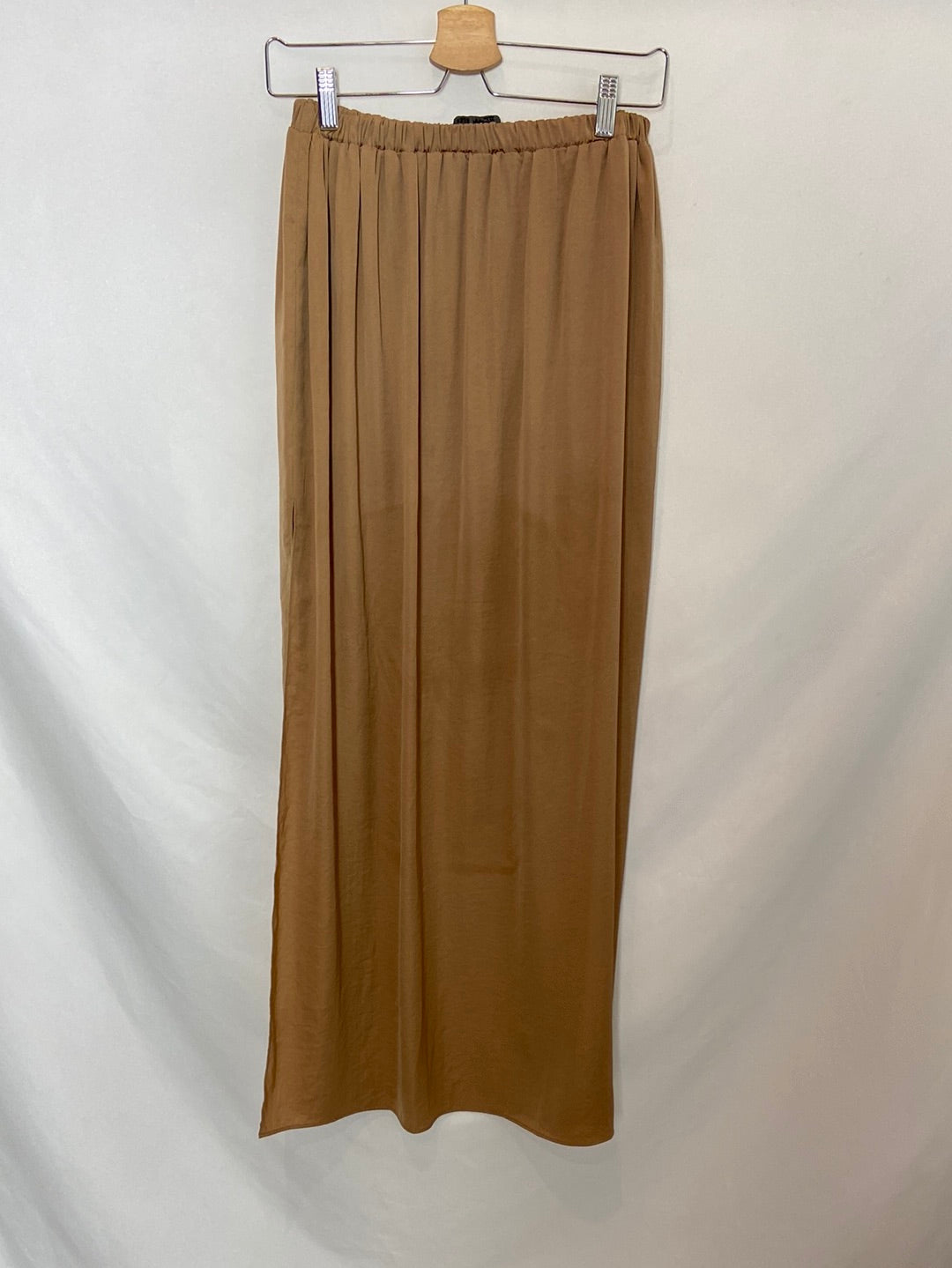 ZARA. Camel satin skirt, size XS