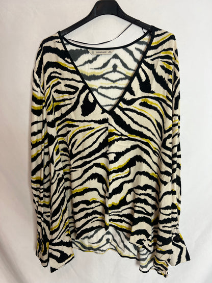 ZARA. Blusa estampada cuello pico. T XL