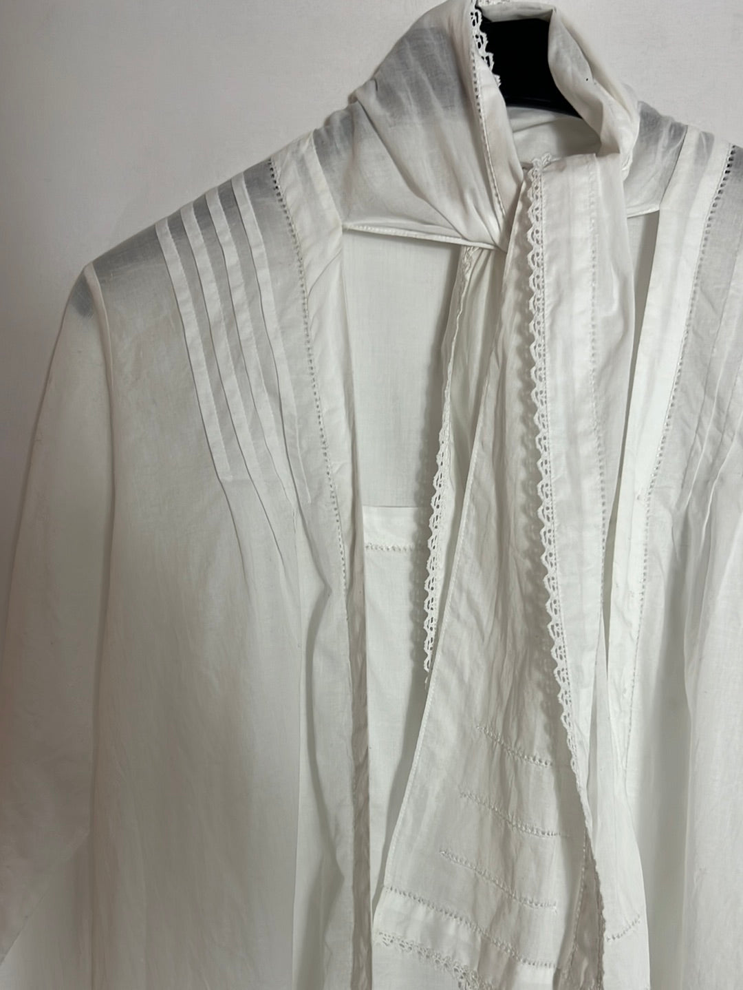 INTROPIA. Short white blouse with bow. Size 38