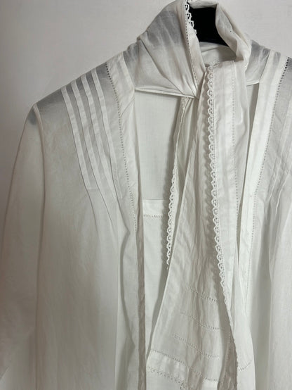 INTROPIA. Short white blouse with bow. Size 38