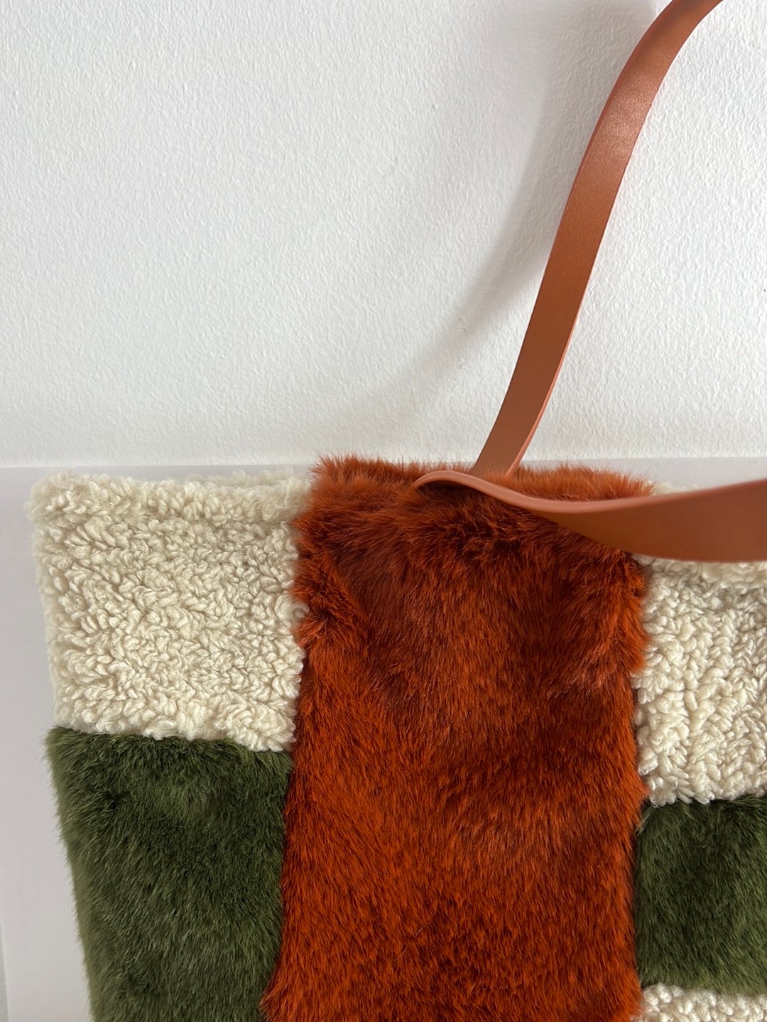 OTRAS. Bolso shopper pelito