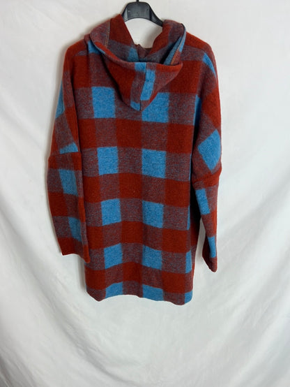 NEW COLLECTION. Chaqueta cuadros oversized asimétrica. T.U