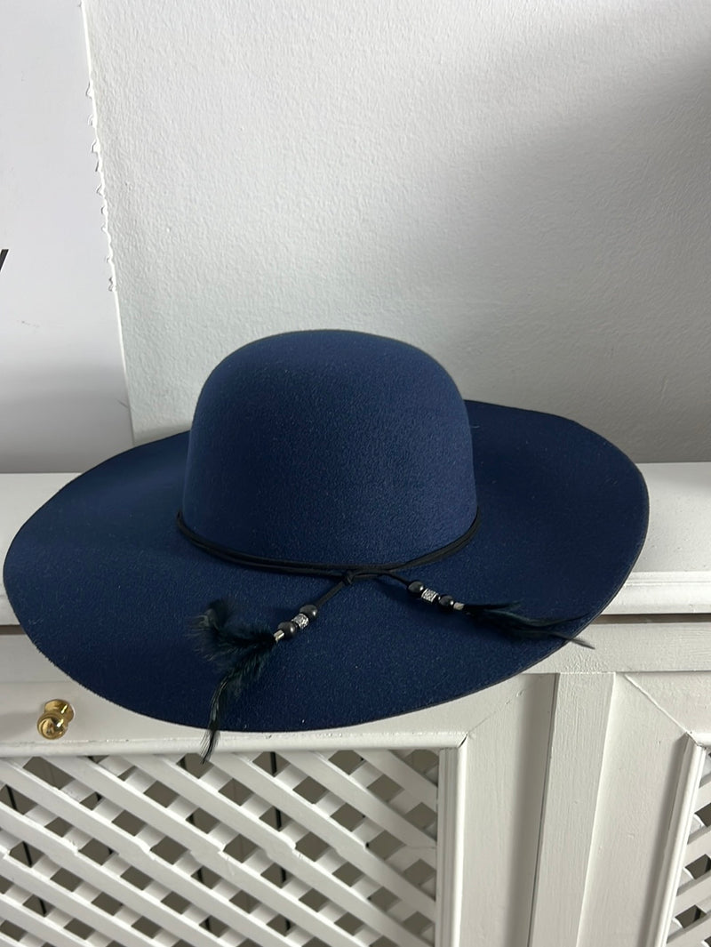 OTRAS. Sombrero azul detalle plumas. T 57