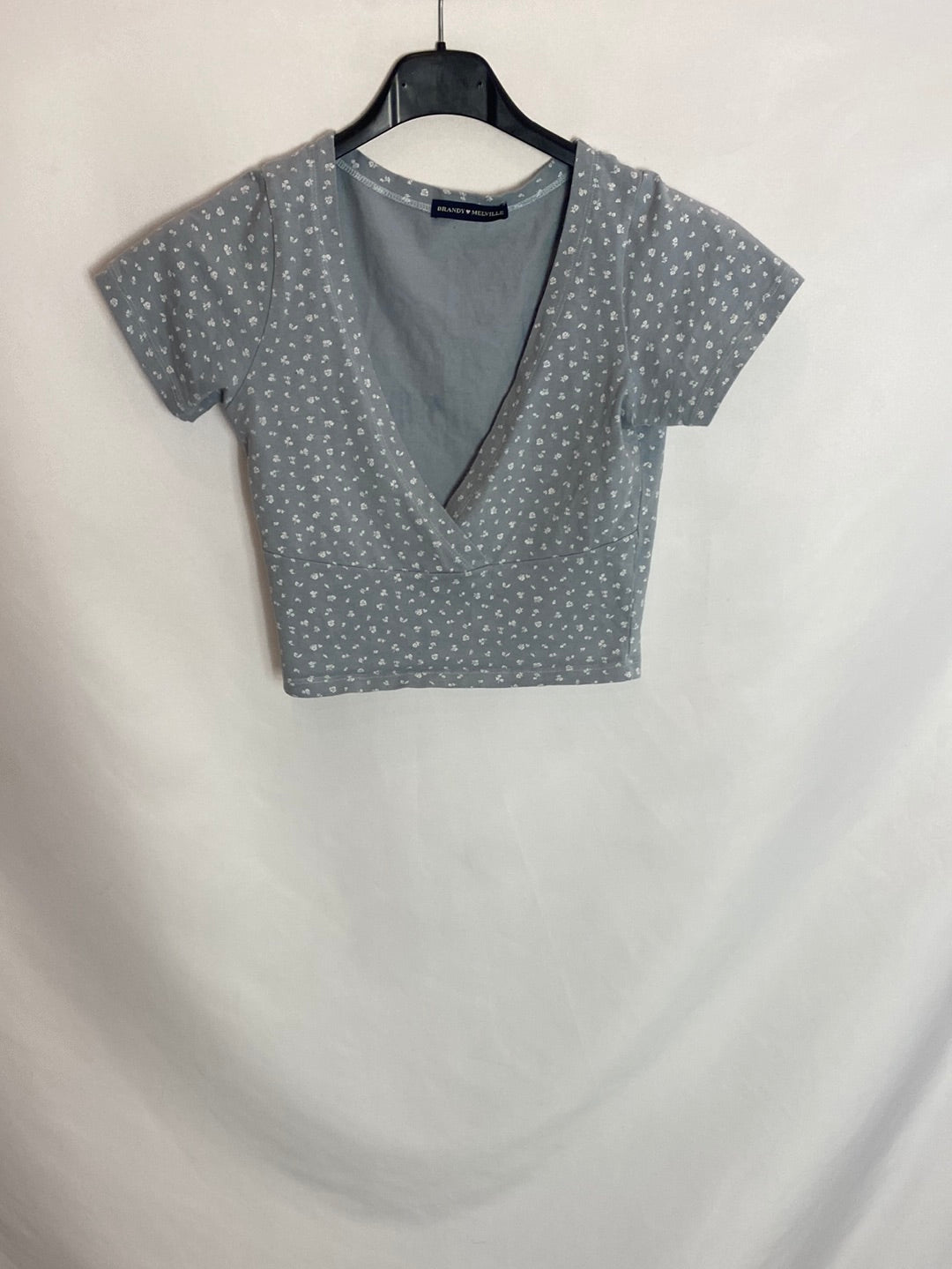 BRANDY MELVILLE. Croptop cuello V T.U