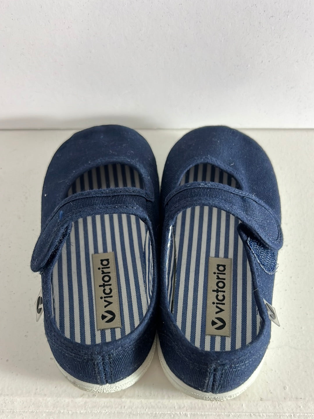 VICTORIA. Blue canvas sneakers with velcro. Size 24