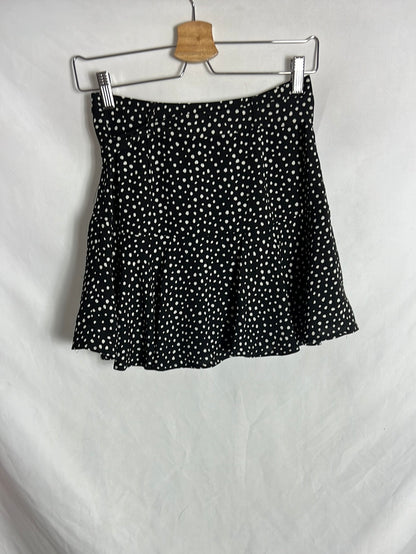 STARDIVARIUS. Short black skirt with white polka dots. TS