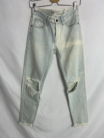 ZARA. Pantalón vaquero claro rotos. T 34