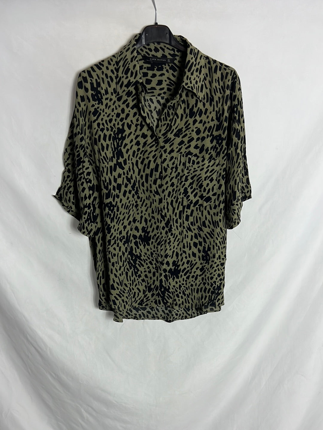 ZARA. Blusa verde estampada manga corta. T M