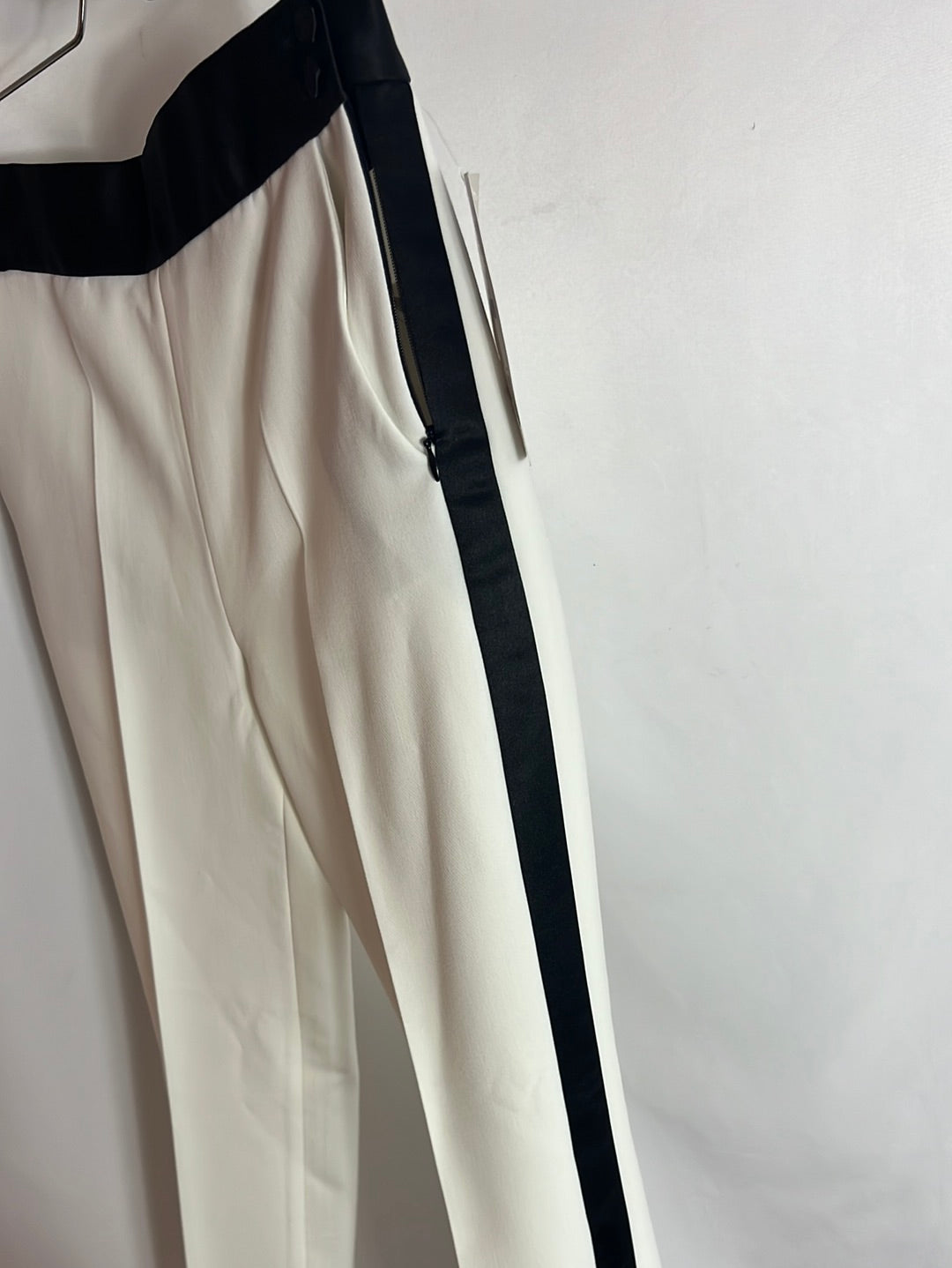 ZARA. White trousers with black stripes on the sides. XS