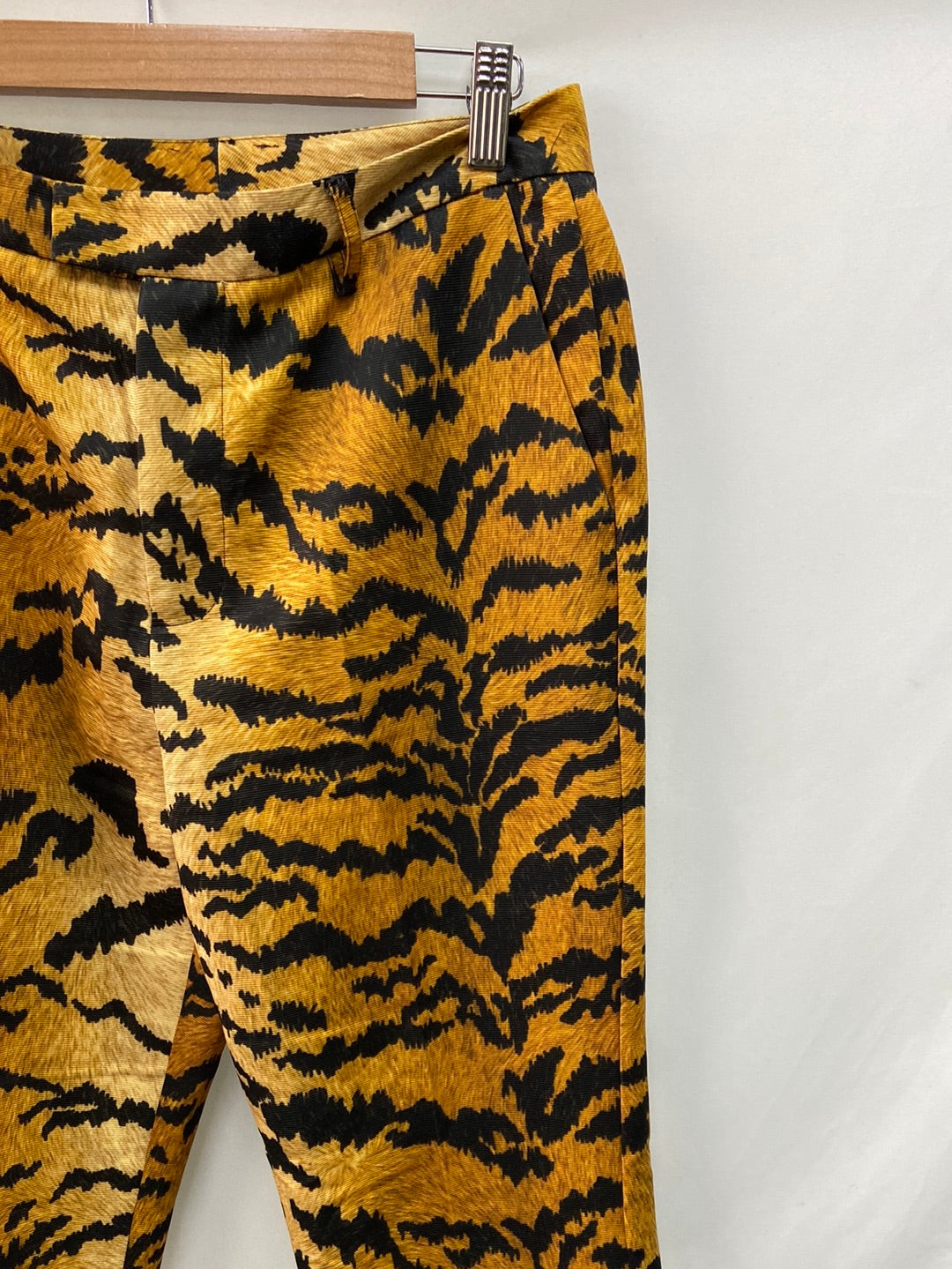 ESSENTIEL.Pantalones pinzas animal print T.38