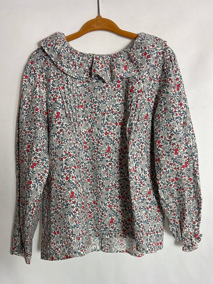 OTRAS. Blusa flores mini azules y rojas. T 6 años