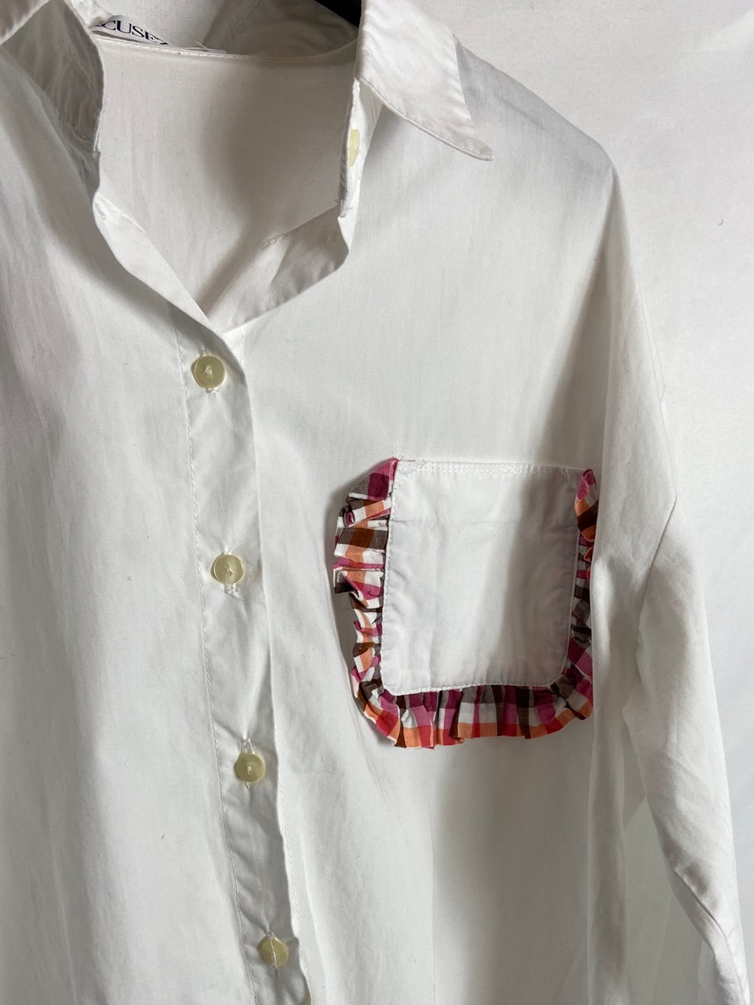 EXCUSE ME. White shirt with pocket detail TM