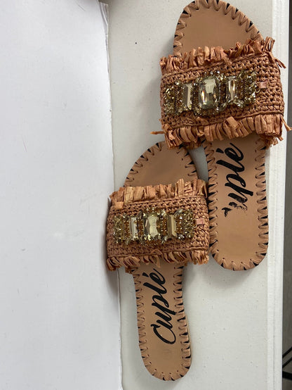 CUPLÉ. Sandalias beige detalle pedrería T.38