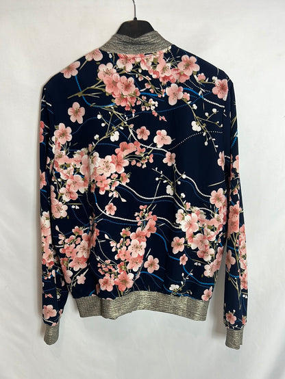 CERISE BLUE. Bomber azul flores. T S