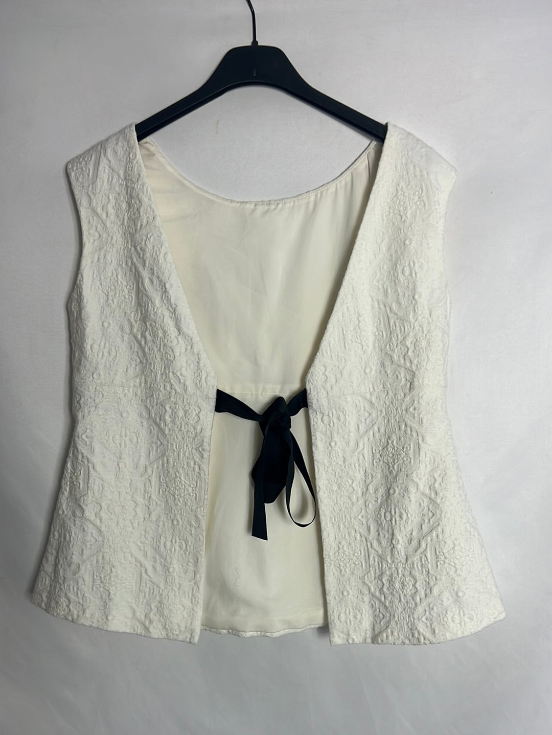 ZARA. White top with back opening. TM