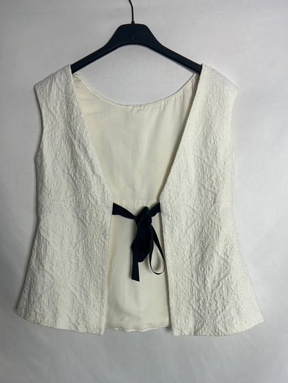 ZARA. White top with back opening. TM