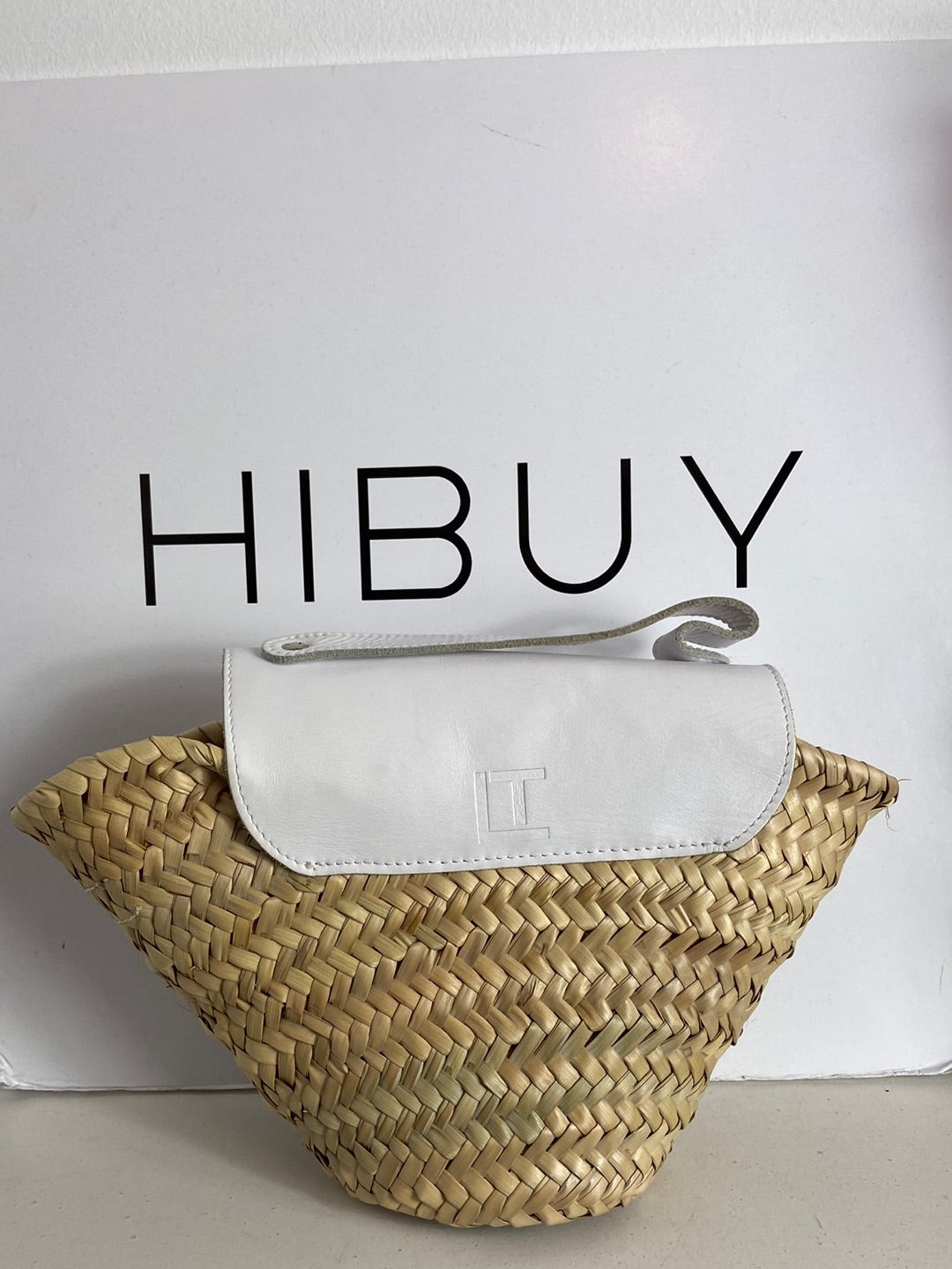 LATOUCHE. Raffia bag with white details.