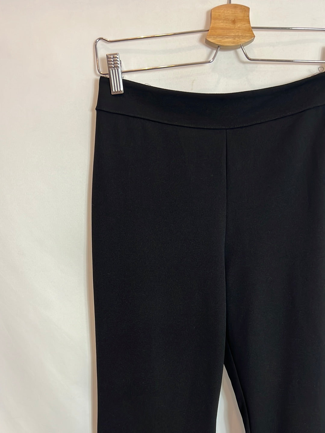 SENSE. Pantalón negro volantes T.m