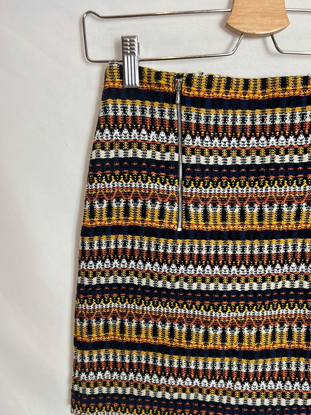 MANGO.Falda corta bordada T.36