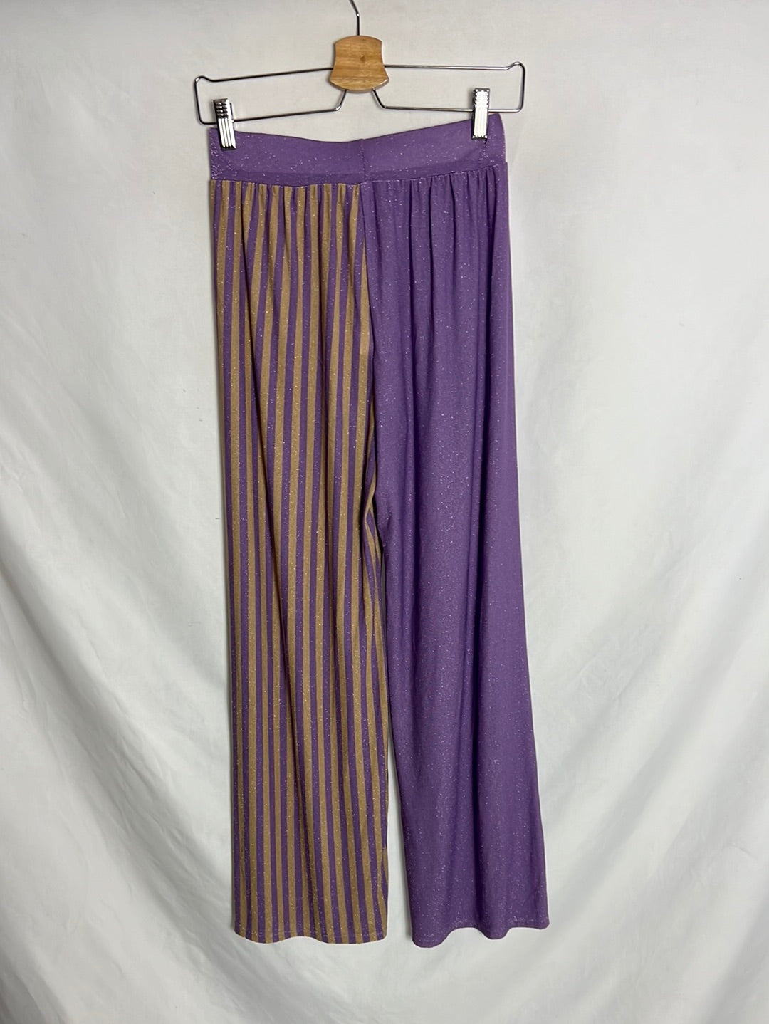 ZUA. Pantalón morado rayas fluido. TU (S)
