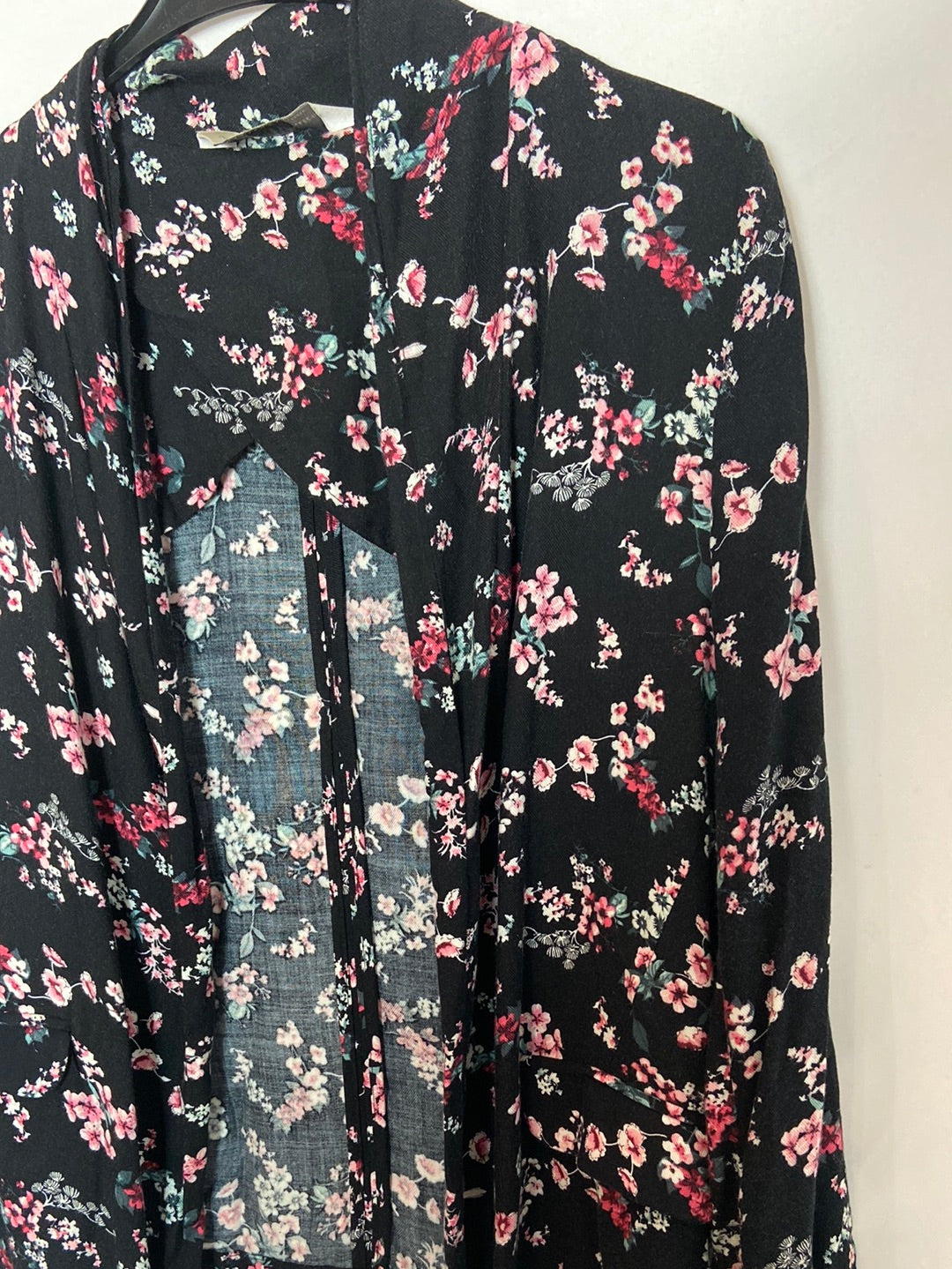 BERSHKA. Chaqueta negra flores T.M