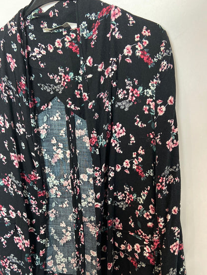 BERSHKA. Chaqueta negra flores T.M