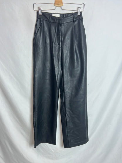 H&M. Pantalón negro polipiel T.36